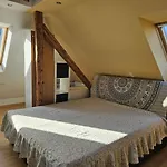 Stylish Top Floor Apartment With Garden View