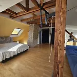 Stylish Top Floor Apartment With Garden View